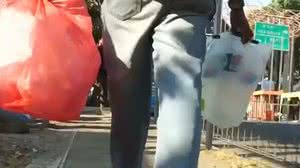 Imagem Passageiros trocam lixo plástico por passagem de ônibus na Indonésia