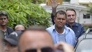 O presidente eleito, Jair Bolsonaro cumprimenta apoiadores em frente à sua casa, na Barra da Tijuca, zona oeste da capital fluminense. - | Agência Brasil/Tomaz Silva