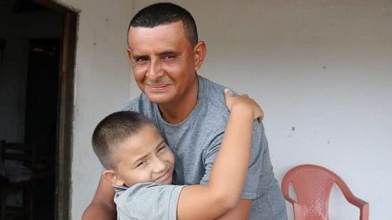 Ângelo e Adilton na casa onde vivem, no sertão de Quixeramobim | Déborah Duarte / DPCE