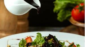Molhos para salada geralmente são ricos em calorias e cheios de aditivos | Foto: Freepik