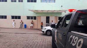 Imagem Ocupantes de carro roubado trocam tiros com PM e um morre em terminal de Maceió