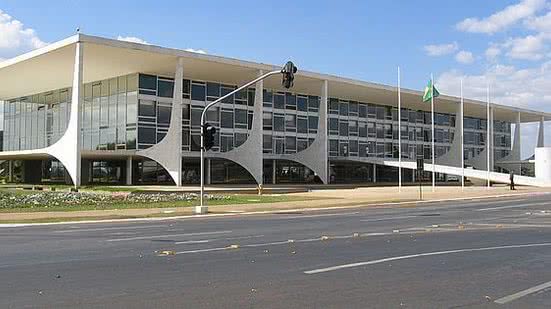 Imagem Bolsonaro tem 42,6% dos votos válidos, Haddad soma 27,8%, diz pesquisa CNT