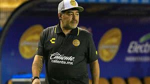 Imagem Maradona é internado em Buenos Aires e passa por cirurgia no joelho