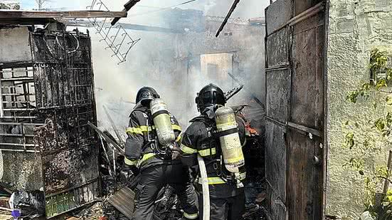 Incêndio atinge residência com materiais acumulados no Jacintinho | Divulgação / Corpo de Bombeiros
