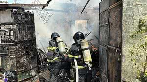 Incêndio atinge residência com materiais acumulados no Jacintinho | Divulgação / Corpo de Bombeiros