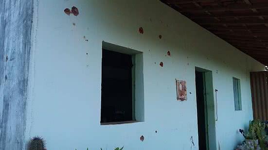 Casa onde ocorreu a operação ficou com as marcas de tiros | TV Pajuçara
