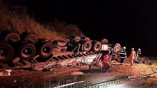 Carreta tombou no acostamento de rodovia | PRF