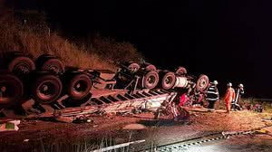 Carreta tombou no acostamento de rodovia | PRF