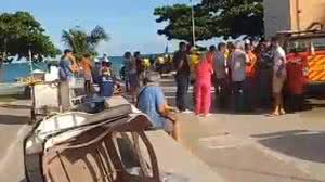 Imagem Paciente psiquiátrico surta, quebra ambulância, e se joga no mar, em Pajuçara