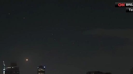 O Irã atacou Israel pela segunda vez em sua história nesta terça-feira (1º) com duas salvas de mísseis contra o Estado judeu, que prometeu uma dura retaliação devido à ação | Reprodução / CNN