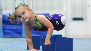 Imagem Criança que nasceu sem as pernas encanta com talento para ginástica olímpica