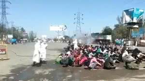 Grupo que retornava a Bareilly, no norte da Índia, foi recebido com um "banho" forçado de desinfetante | Foto: Reprodução / You Tube