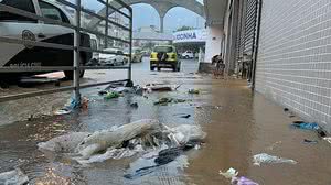 Chuva trouxe toneladas de lixo para ruas do RJ | Reprodução / Twitter