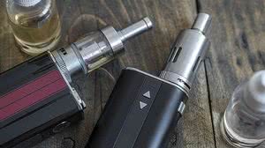 Esse tipo de cigarro, chamado de vapers pelos fabricantes, na intenção de desassociar à figura do cigarro, contém uma série de substâncias nocivas e cancerígenas | Foto: Divulgação / Ministério da Saúde