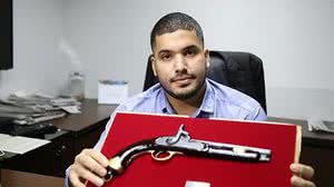 Deputado defende porte de armas e gerou polêmica com a decoração | José Leomar/SVM