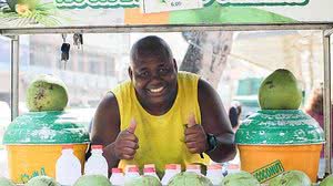 Jorge na barraca de coco | Vilma Ribeiro/Voz das Comunidades