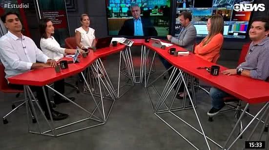 Imagem Jornalista da Globo News cai em 'gemidão' do WhatsApp ao vivo