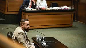 O engenheiro Leniel Borel de Almeida Junior, pai do menino Henry Borel Medeiros, depoe sob olhares do advogado Thiago Minage e Monique Medeiros, durante a realizacao da primeira audiencia do caso Henry Borel Medeiros, no Tribunal de Justica do RJ | Mauric…