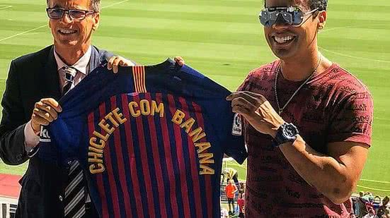 Vocalista do Chiclete com Banana posa para foto com a camisa personalizada do clube | Germán Parga /FCB