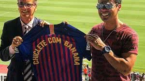 Vocalista do Chiclete com Banana posa para foto com a camisa personalizada do clube | Germán Parga /FCB
