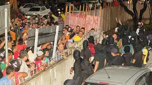 Protesto de Policiais Militares na cidade de Sobral, no interior do Ceará, onde o senador licenciado Cid Gomes (PDT) foi baleado na tarde desta quarta-feira (19) | Wellington Macedo/Folhapress