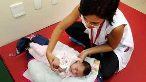 Fisioterapeuta atende bebê com microcefalia | Arquivo Agência Brasil