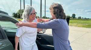 Sandra Hemme (à esquerda) ao deixar prisão | Courtesy of the Hemme legal team