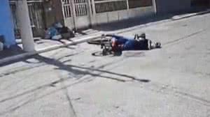 Menor passa mal, cai duro e morre após realizar roubo de moto | Foto: Reprodução