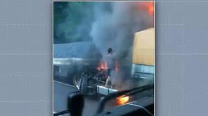 Imagem Motorista morre após bater veículo na traseira de carreta que o pai conduzia no Paraná, diz PRF