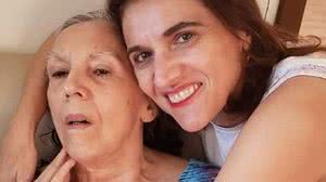 A professora universitária e escritora Cinthya Amaral, de 45 anos, ao lado da mãe, Miriam Amaral, 69 anos | Reprodução/Arquivo pessoal