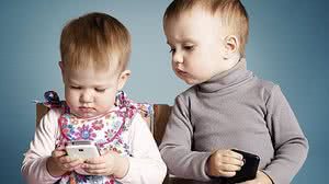 Criança que usa celular ou tablet demais tem mais chance de ter 12 tipos de câncer | Reprodução