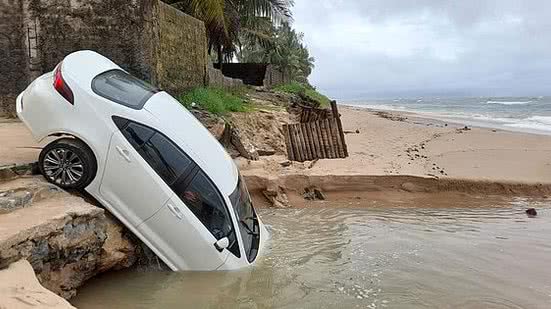 O Corolla ficou com a parte do motor completamente submersa na praia de Garça Torta | TNH1