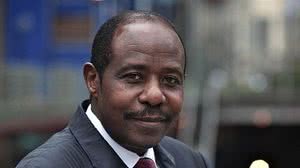 Gerente do Hotel des Milles Collines, em Kigali, na época do genocídio em Ruanda, Paul Rusesabagina, ajudou a salvar a vida de mais de 1.200 refugiados durante o massacre. Sua história inspirou o filme "Hotel Ruanda" | Foto: Fundação Hotel Ruanda Rusesaba…