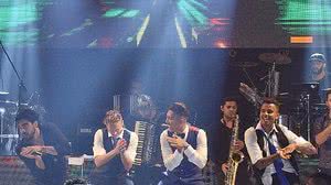 Gabriel Diniz no palco ao lado de Roberto Firmino, no casamento do jogador | Reprodução / Instagram @roberto_firmino