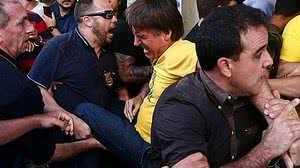 Bolsonaro sendo carregado | Fábio Motta/Estadão