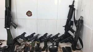 Polícia apreendeu fuzis e pistolas durante operação | Divulgação