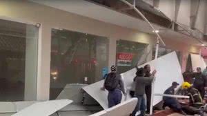 Queda de marquise em avenida de Balneário Camboriú, no Litoral Norte | Foto: Reprodução