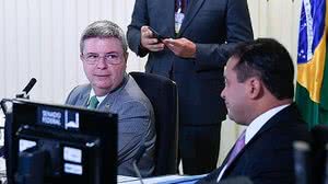 O vice-presidente do Senado, Antonio Anastasia, e o senador Weverton, na sessão desta terça-feira | Foto: Agência Senado