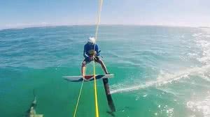 Momento em que o kitesurfista se choca com o tubarão | Divulgação / Alex Soto