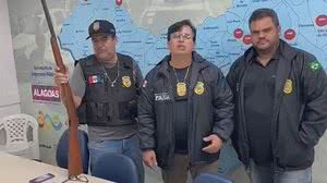 Delegado Rodrigo Rocha Cavalcanti (Ao centro) mostra espingarda apreendida com suspeito de matar irmão em Mata Grande | Reprodução