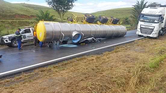 Carreta tombou na Rodovia Governador Mário Covas | Foto: Cortesia / Ascom PRF
