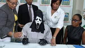 Ganhador de loteria usa máscara do Pânico para receber prêmio na Jamaica | Reprodução/Facebook