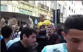 Imagem Em rede social, filho de Bolsonaro diz que o pai passa bem