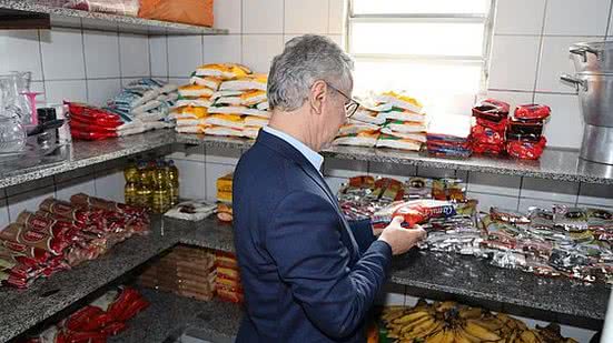 Foi verificado um pacote de soja com data de validade expirada | Foto: Ascom MPE