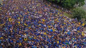 Torcedores do Boca Juniors seguem rumo ao Estádio do Maracanã, na zona norte da cidade do Rio de Janeiro, onde o time enfrenta o Fluminense em partida válida pela final da Copa Libertadores, na tarde deste sábado, 4 de novembro de 2023 | WESLEY SANTOS / E…
