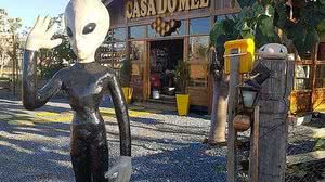 Imagem Estátua de ET furtada na noite de Réveillon é encontrada com homem supostamente alcoolizado