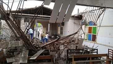 Imagem Vídeo: após fortes chuvas, parte de igreja desaba em Flexeiras