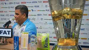 Marcelo Cabo em coletiva nesta terça-feira. Taça do bicampeonato foi colocada na mesa ao lado do treinador do CSA | RCortez / Ascom CSA