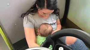 Mulher amamentou no chão após ter lugar negado | Redes Sociais