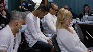 Julgamento dos réus Marcos Siqueira (PM branco de tatuagem), Andrea Santos Maia (Esposa do PM), Adriano (Preto cabeça baixa) e Carlos Ubiraci (Preto de óculos), durante realização da primeira sessão do júri do caso Flordelis, na Vara Criminal de Ni | Edua…